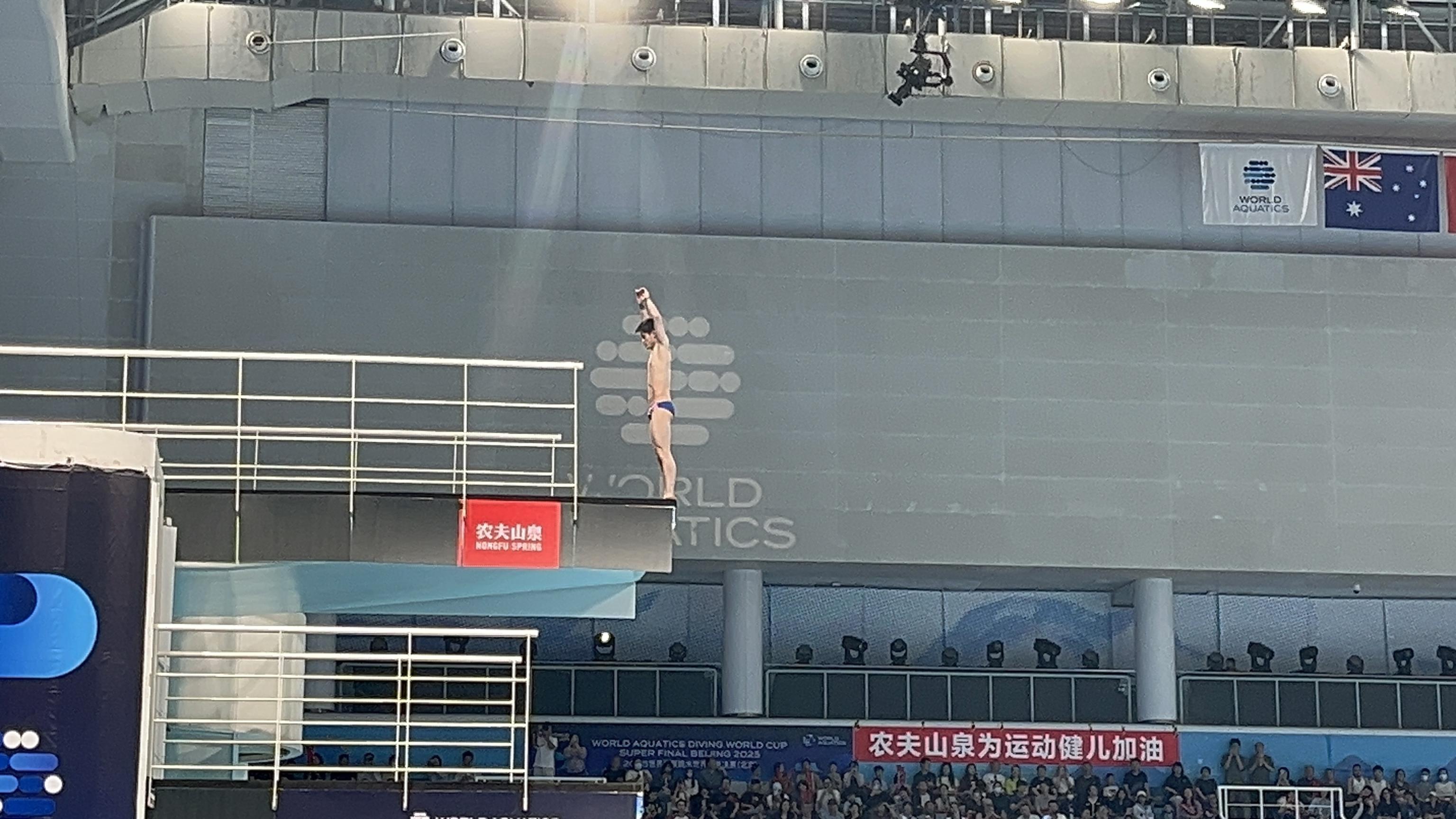 巴巴多斯跳水新秀昂首挺胸，勇夺金牌