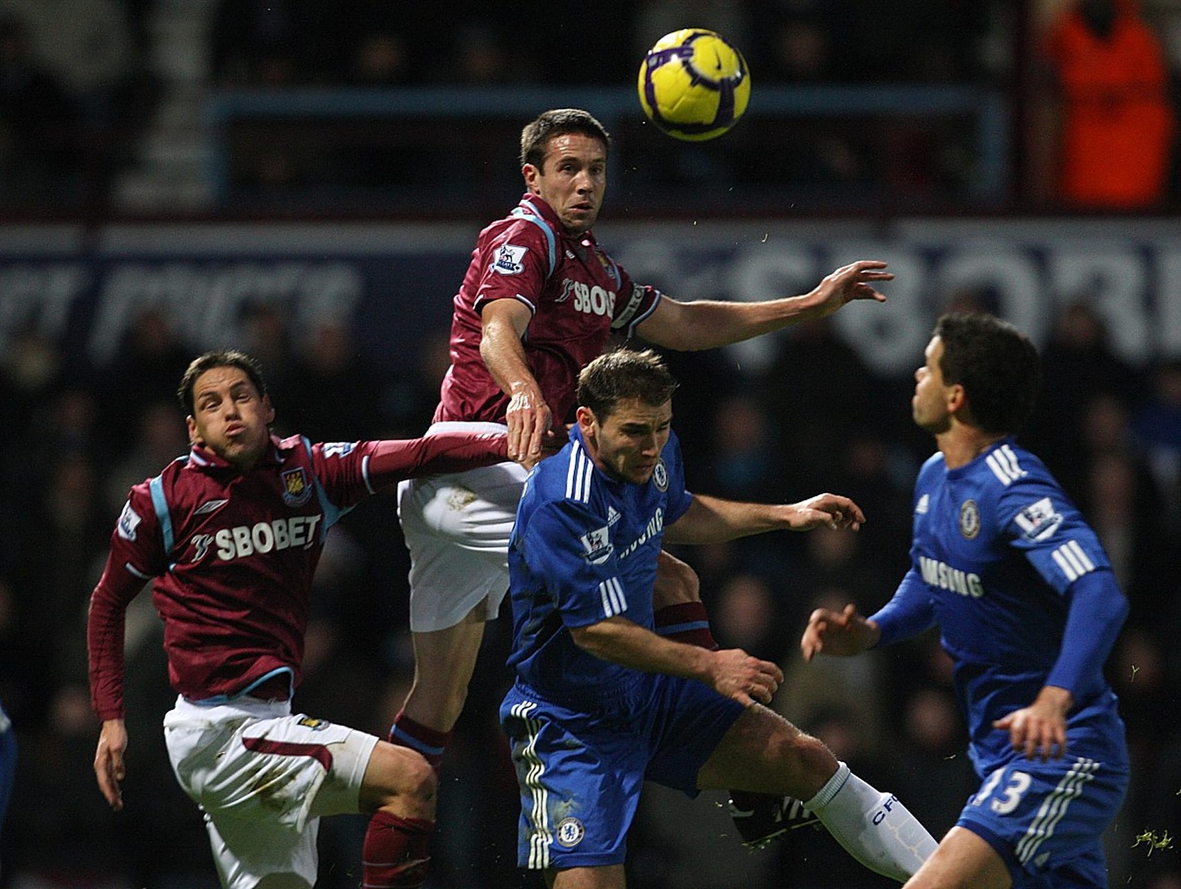 关于切尔西主场战胜帕尔马，攻守互补配合的信息