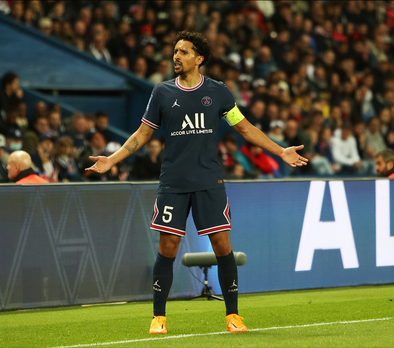 大巴黎一席演出，轻松击败晋级四强