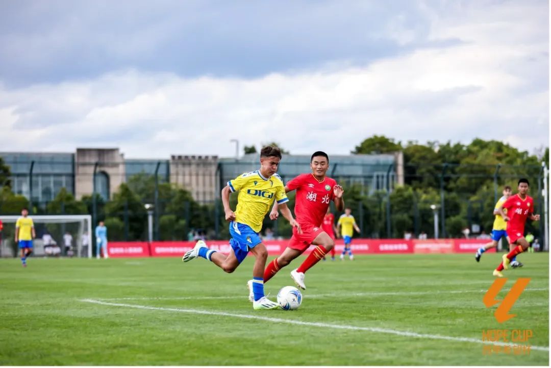 世俱杯奖金-足球比赛激烈角逐，球员全情投入备战