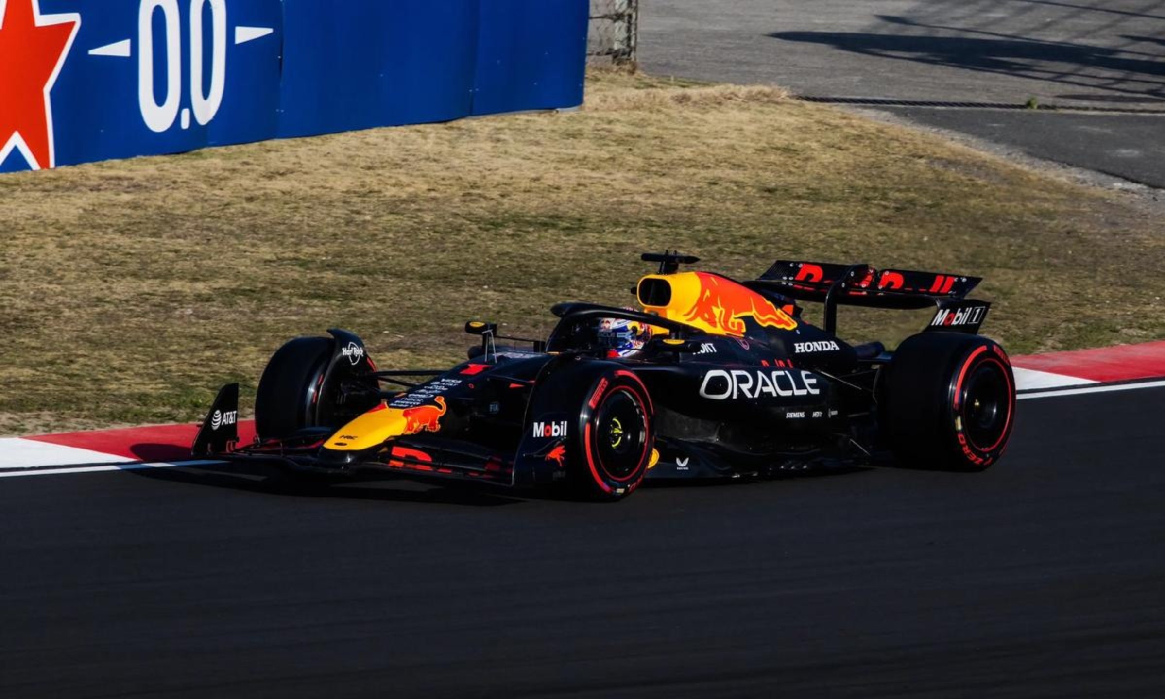 迈凯伦力克红牛二队,勒克莱尔点燃赛场的简单介绍 迈凯伦力克红牛二队,勒克莱尔点燃赛场的简单介绍