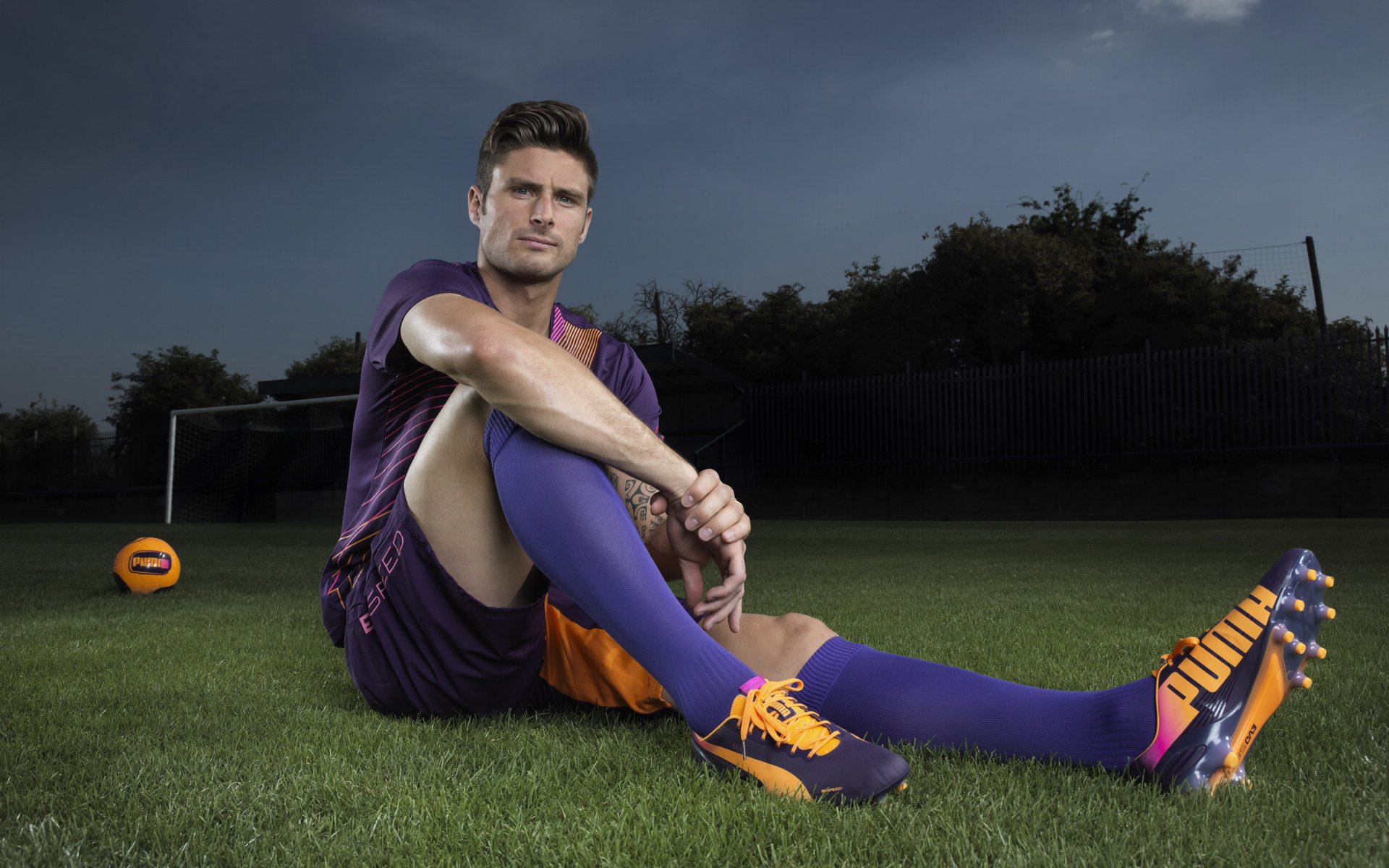 世俱杯冠军-雨战奇袭，雷诺双车绝地翻盘，拉塞尔无懈可击统治银石