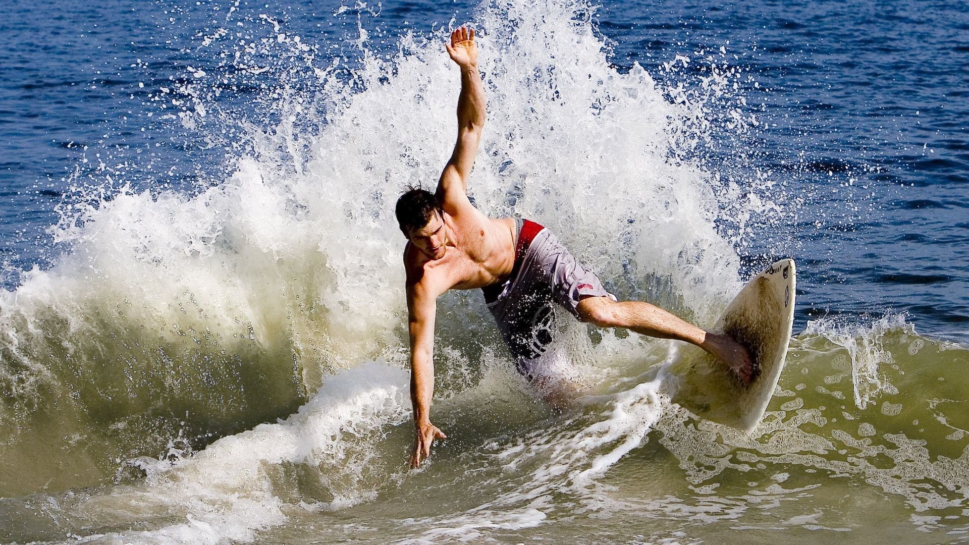 温布尔登的绿色心脏为世界而跳动,阿尔卡拉斯率队于历史性草地决战中奏凯